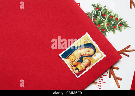 De 5. November 2013. Mit nur noch 49 Tage bis Weihnachten Weihnachten Stempel sind in Großbritannien freigegeben - 2. Klasse Weihnachten Stempel mit Madonna und Kind klemmt auf rred Umschlag. Credit: Carolyn Jenkins/Alamy leben Nachrichten Stockfoto