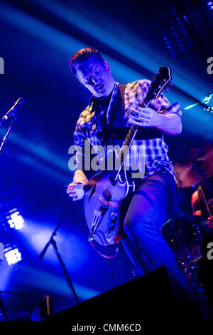 Mailand, Italien. 3. November 2013. Die US-amerikanische Rock-Band QUEENS OF THE STONE AGE führt live im Mediolanum Forum © Rodolfo weitertransferiert/Alamy Live News Stockfoto