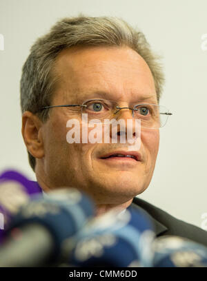 München, Deutschland. 5. November 2013. Hochrangigen Beamten der Zoll-Untersuchung Büro München Siegfried Kloeble hält eine Pressekonferenz auf der spektakulären Kunst finden in München, Deutschland, 5. November 2013. Foto: MARC Müller/Dpa/Alamy Live News Stockfoto