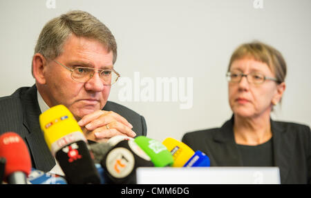 München, Deutschland. 5. November 2013. Oberstaatsanwalt Reinhard Nemetz von der Staatsanwaltschaft Augsburg und Kunsthistorikerin Meike Hoffmann abhalten eine Pressekonferenz auf die spektakuläre Kunst finden in München, Deutschland, 5. November 2013. Foto: MARC Müller/Dpa/Alamy Live News Stockfoto