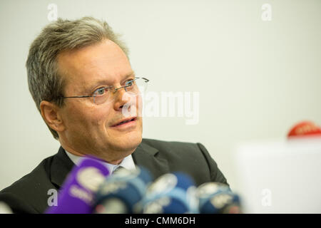 München, Deutschland. 5. November 2013. Hochrangigen Beamten der Zoll-Untersuchung Büro München Siegfried Kloeble hält eine Pressekonferenz auf der spektakulären Kunst finden in München, Deutschland, 5. November 2013. Foto: MARC Müller/Dpa/Alamy Live News Stockfoto