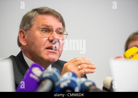 München, Deutschland. 5. November 2013. Oberstaatsanwalt Reinhard Nemetz von der Staatsanwaltschaft Augsburg hält eine Pressekonferenz auf der spektakulären Kunst finden in München, Deutschland, 5. November 2013. Foto: MARC Müller/Dpa/Alamy Live News Stockfoto