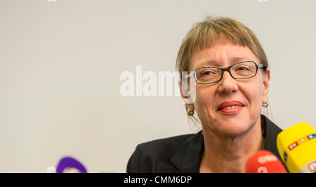 München, Deutschland. 5. November 2013. Kunsthistorikerin Meike Hoffmann hält eine Pressekonferenz auf der spektakulären Kunst finden in München, Deutschland, 5. November 2013. Foto: MARC Müller/Dpa/Alamy Live News Stockfoto