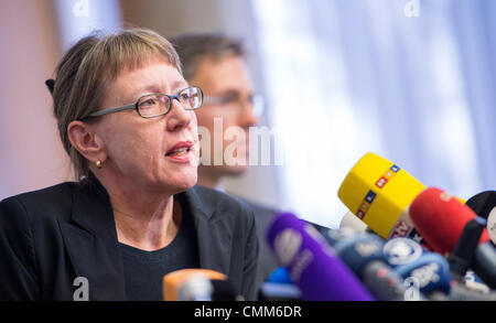 München, Deutschland. 5. November 2013. Kunsthistorikerin Meike Hoffmann hält eine Pressekonferenz auf der spektakulären Kunst finden in München, Deutschland, 5. November 2013. Foto: MARC Müller/Dpa/Alamy Live News Stockfoto