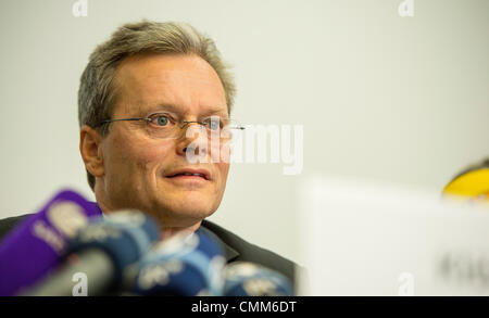 München, Deutschland. 5. November 2013. Hochrangigen Beamten der Zoll-Untersuchung Büro München Siegfried Kloeble hält eine Pressekonferenz auf der spektakulären Kunst finden in München, Deutschland, 5. November 2013. Foto: MARC Müller/Dpa/Alamy Live News Stockfoto