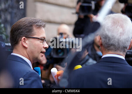 Berlin, Deutschland. 5. November 2013. CDU/CSU und SPD weiterhin die Koalitionsverhandlungen in der Vertretung des Bayerischen Bundeslandes in Berlin. / Foto: Florian Pronold, bayerische SPD-Vorsitzende, gibt ein Interview beiseite Peter Ramsauer (CSU), deutscher Minister für Verkehr, Bau und Stadt-Entwicklung, zuvor die Koalitionsverhandlungen in Berlin. Bildnachweis: Reynaldo Chaib Paganelli/Alamy Live-Nachrichten Stockfoto