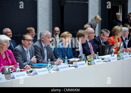 Berlin, Deutschland. 5. November 2013. CDU/CSU und SPD weiterhin die Koalitionsverhandlungen in der Vertretung des Bayerischen Bundeslandes in Berlin. / Foto: Angela Merkel, Bundeskanzlerin, und Horst Seehofer (CSU), Vorsitzender der CSU und Ministerpräsident von Bayern, Seite von Website und Führer der CDU und CSU bei den Koalitionsverhandlungen in Berlin. Bildnachweis: Reynaldo Chaib Paganelli/Alamy Live-Nachrichten Stockfoto