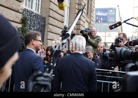 Berlin, Deutschland. 5. November 2013. CDU/CSU und SPD weiterhin die Koalitionsverhandlungen in der Vertretung des Bayerischen Bundeslandes in Berlin. / Foto: Florian Pronold, bayerische SPD-Vorsitzende, gibt ein Interview beiseite Peter Ramsauer (CSU), deutscher Minister für Verkehr, Bau und Stadt-Entwicklung, zuvor die Koalitionsverhandlungen in Berlin. Bildnachweis: Reynaldo Chaib Paganelli/Alamy Live-Nachrichten Stockfoto