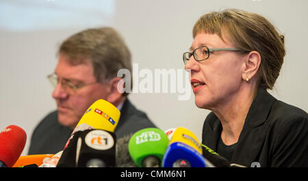 München, Deutschland. 5. November 2013. Oberstaatsanwalt Reinhard Nemetz von der Staatsanwaltschaft Augsburg und Kunsthistoriker Meike Hoffmann (R) abhalten eine Pressekonferenz auf die spektakuläre Kunst finden in München, Deutschland, 5. November 2013. Foto: MARC Müller/Dpa/Alamy Live News Stockfoto