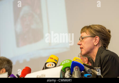 München, Deutschland. 5. November 2013. Kunsthistoriker Meike Hoffmann (R) hält eine Pressekonferenz auf der spektakulären Kunst finden in München, Deutschland, 5. November 2013. Eine Projektion eines Gemäldes des deutschen Künstlers Otto Dix ist in th Ebackground ersichtlich. Foto: MARC Müller/Dpa/Alamy Live News Stockfoto