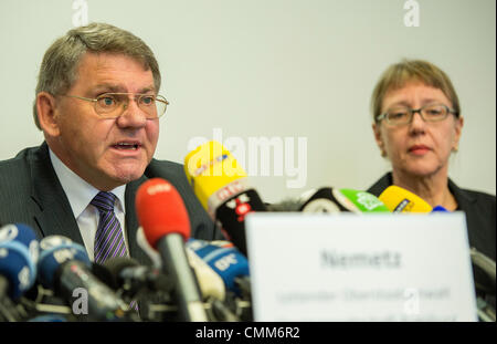 München, Deutschland. 5. November 2013. Oberstaatsanwalt Reinhard Nemetz von der Staatsanwaltschaft Augsburg und Kunsthistoriker Meike Hoffmann (R) abhalten eine Pressekonferenz auf die spektakuläre Kunst finden in München, Deutschland, 5. November 2013. Foto: MARC Müller/Dpa/Alamy Live News Stockfoto