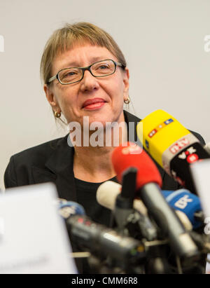 München, Deutschland. 5. November 2013. Kunsthistoriker Meike Hoffmann (R) hält eine Pressekonferenz auf der spektakulären Kunst finden in München, Deutschland, 5. November 2013. Foto: MARC Müller/Dpa/Alamy Live News Stockfoto