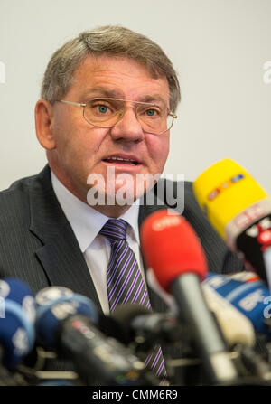 München, Deutschland. 5. November 2013. Oberstaatsanwalt Reinhard Nemetz von der Staatsanwaltschaft Augsburg hält eine Pressekonferenz auf der spektakulären Kunst finden in München, Deutschland, 5. November 2013. Foto: MARC Müller/Dpa/Alamy Live News Stockfoto