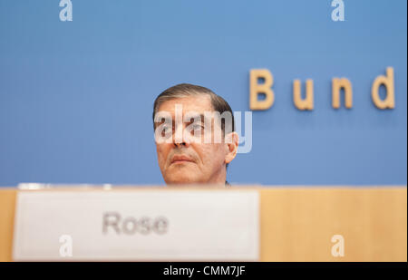 Berlin, Deutschland. 5. November 2013. Der Vorsitzende des Zentralrat der deutschen Sinti und Roma, Romani Rose, spricht bei der Bundes-Pressekonferenz in Berlin, Deutschland, 5. November 2013. Thema der Pressekonferenz wurden die angeblichen Entführungen von Kindern von Roma in den letzten Wochen und die Rolle der Medien. Foto: Florian Schuh/Dpa/Alamy Live News Stockfoto