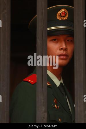 Changsha, HUNAN, CHINA. 5. November 2013. Ein Volk '' s Liberation Army Soldat hält ein Auge auf chinesische Touristen, ehemaliger Vorsitzender Mao Haus in Changsha, der Hauptstadt der Provinz Hunan, am 28. Oktober 2013. Mehr als $U.S. 2,5 Milliarden ist ausgegossen in die Heimatstadt des Gründervaters Chinas Mao Zedong anlässlich des 120. Jahrestages seiner Geburt, berichteten lokale Medien. Die Menge an Geld ausgegeben, um Mao Geburtstag zu feiern hat Empörung online mit vielen mit dem Ausdruck ihrer Wut und Enttäuschung über die Führung des Landes aufgrund der anhaltenden Korruption und politische Anbiederung aufgefordert. Stockfoto