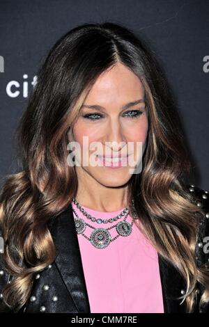 New York, USA. 4. November 2013. Sarah Jessica Parker den Tribeca Kinos für die Premiere der neuen AOL auf original Serie city.ballet angekommen. (GBP/EXImages/Alamy Live-Nachrichten) Stockfoto