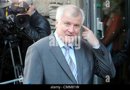 Berlin, Deutschland. 5. November 2013. CSU-Vorsitzende Horst Seehofer kommt in die dritte Runde der Koalitionsverhandlungen in Berlin, Deutschland, 5. November 2013. Die hochrangige Vertreter der CDU und SPD versammelten sich in der Bundesrepublik Landesamt Bayern in Berlin, eine möglichen Regierungskoalition zu verhandeln. Foto: Wolfgang Kumm/Dpa/Alamy Live News Stockfoto