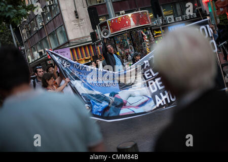 Santiago Del Chile, Chile. 4. November 2013. In Santiago de Chile beteiligen etwa 30 Aktivisten sich eine Demonstration gegen staatliche Repression im Gebiet des Stammes eingeborenen Mapuche in Südchile. Den letzten Konfrontation hinterließ drei Kinder im Alter von 11, 16 und 19 verwundet mit Auswirkungen von Kugeln abgefeuert von chilenischen Special Forces in der Mapuche-Gemeinschaft Los Chequenco.Photo: David von Blohn/NurPhoto Credit: David Von Blohn/NurPhoto/ZUMAPRESS.com/Alamy Live News Stockfoto