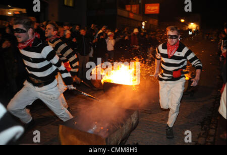 Die Mens Flaming Tar Barrel laufen findet in Cliffe High Street bei Lewes Bonfire Feierlichkeiten Stockfoto