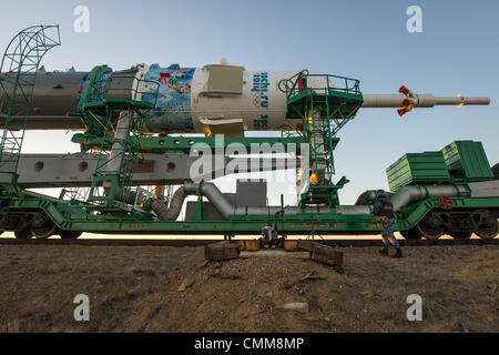 Baikonur Kosmodrom, Kasachstan. 5. November 2013. Die Sojus TMA - 11M-Rakete, die mit dem Logo von Sotschi Olympic Organizing Committee und anderen verwandten Kunstwerken geschmückt wird zur Startrampe mit dem Zug auf Dienstag, 5. November 2013, am Weltraumbahnhof Baikonur in Kasachstan ausgerollt. Bildnachweis: Dpa picture Alliance/Alamy Live News Stockfoto