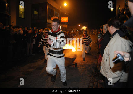 Die Mens Flaming Tar Barrel laufen findet in Cliffe High Street bei Lewes Bonfire Feierlichkeiten Stockfoto