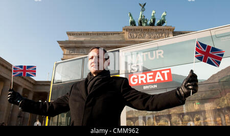 (Datei) - eine Archiv Bild vom, 8. Februar 2012, zeigt britischen Botschafter in Deutschland Simon McDonald, posiert vor einem Doppeldecker-Bus mit dem Slogan "Natur ist Great Britain" (die Natur ist Großbritannien) vor dem Brandenburger Tor in Berlin, Deutschland. Aufgrund der jüngsten Spionage Vorwurf wirkenden deutschen Außenminister Guido Westerwelle (FDP) Summond des britischen Botschafters in sein Büro für einen Vortrag in dem McDonald darauf hingewiesen wurde, dass Abhören der Kommunikation aus den Prämissen der Auslandsvertretung eine Verletzung des Völkerrechts, laut einer Sprecherin des darstellen würde Stockfoto