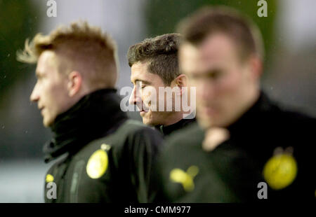 Dortmund, Deutschland. 5. November 2013. Dortmunder Robert Lewandowski (C), Marco Reus (L) und Kevin Grosskreutz in Aktion während des Trainings von Bundesliga-Fußball-club Borussia Dortmund in Dortmund, Deutschland, 5. November 2013. Dortmund ist für die Champions-League-Spiel gegen FC Arsenal am 6. November 2013 vorzubereiten. Foto: Bernd Thissen/Dpa/Alamy Live News Stockfoto