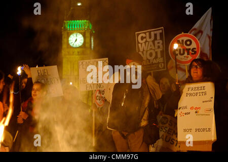 London, UK. 5. November 2013. Demonstranten halten Lagerfeuer auf Westminster Bridge vor dem Parlament, brennen Heizkosten aus Protest gegen Preis steigt und schneidet. Bildnachweis: Rachel Megawhat/Alamy Live-Nachrichten Stockfoto