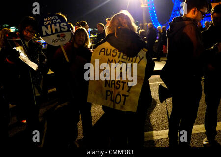 London, UK. 5. November 2013. Demonstranten halten Lagerfeuer auf Westminster Bridge vor dem Parlament, brennen Heizkosten aus Protest gegen Preis steigt und schneidet. Bildnachweis: Rachel Megawhat/Alamy Live-Nachrichten Stockfoto