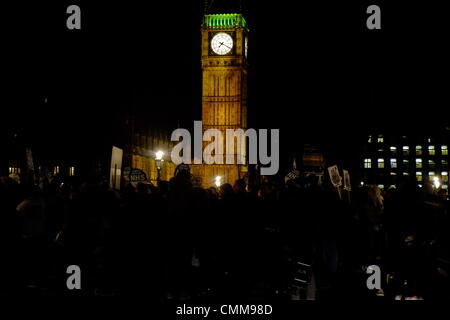 London, UK. 5. November 2013. Demonstranten halten Lagerfeuer auf Westminster Bridge vor dem Parlament, brennen Heizkosten aus Protest gegen Preis steigt und schneidet. Bildnachweis: Rachel Megawhat/Alamy Live-Nachrichten Stockfoto