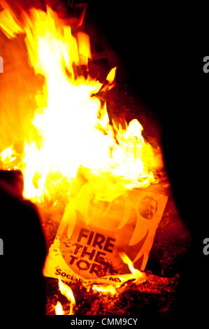 London, UK. 5. November 2013.  Ein Plakat lesen "Feuer der Tories" brennt auf eine "strenge Lagerfeuer" auf Westminster Bridge am 5. November Credit: Andy Thornley/Alamy Live News Stockfoto