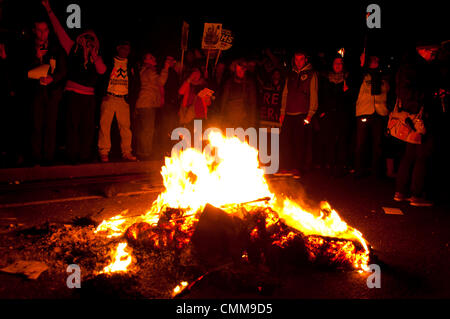 London, UK. 5. November 2013.  Armut-Demonstranten versammeln sich um eine "strenge Lagerfeuer" auf Westminster Bridge am 5. November Credit: Andy Thornley/Alamy Live News Stockfoto