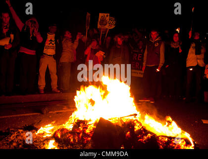 London, UK. 5. November 2013.  Armut-Demonstranten versammeln sich um eine "strenge Lagerfeuer" auf Westminster Bridge am 5. November Credit: Andy Thornley/Alamy Live News Stockfoto