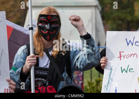 Washington DC, USA. 5. November 2013. Tausende von anonymen Mitgliedern und Unterstützern Kundgebung in Washington, DC, protestieren gegen Gier und korrupte Regierungen auf der ganzen Welt.  Bildnachweis: B Christopher/Alamy Live-Nachrichten Stockfoto