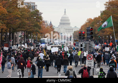 Washington DC, USA. 5. November 2013. Tausende von anonymen Mitgliedern und Unterstützern rally in Washington, DC, protestieren gegen die corporate Gier und Regierung Korruption auf der ganzen Welt.  Bildnachweis: B Christopher/Alamy Live-Nachrichten Stockfoto