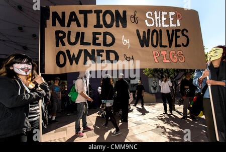 Los Angeles, CA, USA. 5. November 2013. Menschen sammeln für die Million Maske Marsch auf Guy Fawkes Day in der Innenstadt von Los Angeles. Laut einer Organisation Website Los Angeles zählt 447 Märsche und Veranstaltungen in den Städten auf der ganzen Welt, die "einen Anruf für Anonymous, WikiLeaks, die Piratenpartei, Occupy und Eid Keepers, Demonstranten, Besatzer, Informanten und Hacktivisten zu vereinen. Bildnachweis: Brian Cahn/ZUMAPRESS.com/Alamy Live-Nachrichten Stockfoto