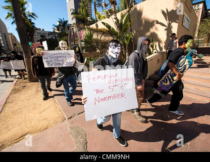 Los Angeles, CA, USA. 5. November 2013. Menschen protestieren an der Million Maske Marsch auf Guy Fawkes Day in der Innenstadt von Los Angeles. Laut einer Organisation Website Los Angeles zählt 447 Märsche und Veranstaltungen in den Städten auf der ganzen Welt, die "einen Anruf für Anonymous, WikiLeaks, die Piratenpartei, Occupy und Eid Keepers, Demonstranten, Besatzer, Informanten und Hacktivisten zu vereinen. Bildnachweis: Brian Cahn/ZUMAPRESS.com/Alamy Live-Nachrichten Stockfoto