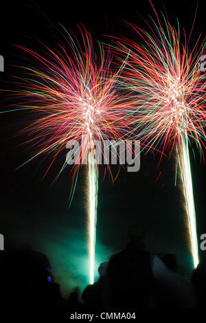 Basingstoke, Hampshire, UK. 5. November 2013 der Öffentlichkeit ein Feuerwerk bewundern am Kerl Fawkes Nacht anzeigen  Bildnachweis: Rob Arnold/Alamy Live-Nachrichten Stockfoto