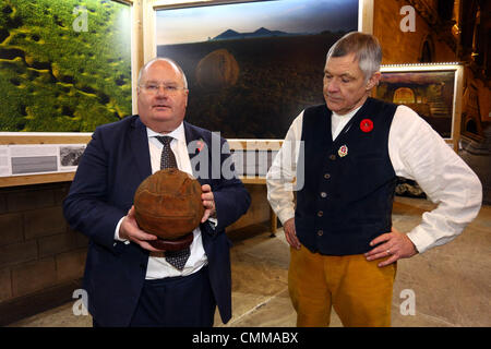 London, UK. 5. November 2013. Fotograf Mike St. Maur Sheil mit der Rt Hon Eric Pickles MP, Sekretär des Staat für Gemeinschaften und lokale Regierung mit dem Loos-Fußball (das ist der Fußball, welche die London Irish Rifles über No Mans Land am 25. September 1915 begann, wie sie die deutschen Stellungen in der Stadt von Loos angegriffen) auf die Felder der Schlacht Ländereien des Friedens 14-18-Pre-Launch-Ausstellung in der Westminster Hall , Houses of Parliament, London. Ankündigung einer großen WWI-Gedenkausstellung von World Press Photo Award ausgezeichnete Fotograf Mike St. Credit: Paul Brown/Alamy Live News Stockfoto