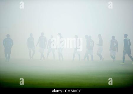 Bologna, Italien. 4. November 2013. Rauchen Football / Soccer: italienische "Serie A" match zwischen Bologna 0-0 AC Chievo Verona Renato dall-Stadion in Bologna, Italien. Bildnachweis: Maurizio Borsari/AFLO/Alamy Live-Nachrichten Stockfoto