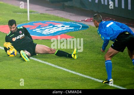 Bologna, Italien. 4. November 2013. Gianluca Curci (Bologna) Football / Soccer: italienische "Serie A" match zwischen Bologna 0-0 AC Chievo Verona Renato dall-Stadion in Bologna, Italien. Bildnachweis: Maurizio Borsari/AFLO/Alamy Live-Nachrichten Stockfoto