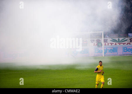 Bologna, Italien. 4. November 2013. Rauchen Football / Soccer: italienische "Serie A" match zwischen Bologna 0-0 AC Chievo Verona Renato dall-Stadion in Bologna, Italien. Bildnachweis: Maurizio Borsari/AFLO/Alamy Live-Nachrichten Stockfoto