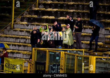 Bologna, Italien. 4. November 2013. Fans (Chievo) Football / Soccer: italienische "Serie A" match zwischen Bologna 0-0 AC Chievo Verona Renato dall-Stadion in Bologna, Italien. Bildnachweis: Maurizio Borsari/AFLO/Alamy Live-Nachrichten Stockfoto