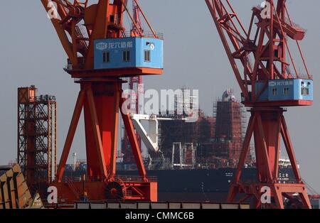 6. November 2013 - Nansha, GUANGDONG Provinz, CHINA - sind Schiffe in Guangzhou Longxue Schiff Gebäude Konglomerat massive Werft in Nansha, einer größeren Stadt in der südchinesischen Provinz Guangdong am 24. Oktober 2013 gebaut.  Longxue zielt darauf ab, einer der weltweit führenden Werften werden, wie China seine Push-to-eine führende Position im weltweiten Schiffbau erhöht. (Kredit-Bild: © Stephen Shaver/ZUMAPRESS.com) Stockfoto