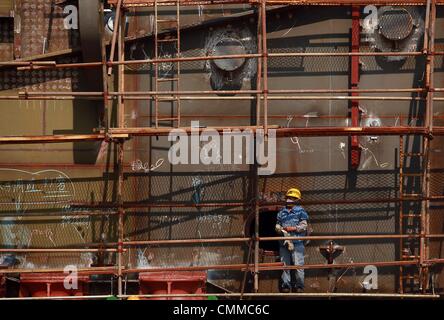 6. November 2013 - Nansha, GUANGDONG Provinz, CHINA - sind Schiffe in Guangzhou Longxue Schiff Gebäude Konglomerat massive Werft in Nansha, einer größeren Stadt in der südchinesischen Provinz Guangdong am 24. Oktober 2013 gebaut.  Longxue zielt darauf ab, einer der weltweit führenden Werften werden, wie China seine Push-to-eine führende Position im weltweiten Schiffbau erhöht. (Kredit-Bild: © Stephen Shaver/ZUMAPRESS.com) Stockfoto