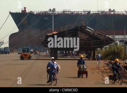 6. November 2013 - Nansha, GUANGDONG Provinz, CHINA - sind Schiffe in Guangzhou Longxue Schiff Gebäude Konglomerat massive Werft in Nansha, einer größeren Stadt in der südchinesischen Provinz Guangdong am 24. Oktober 2013 gebaut.  Longxue zielt darauf ab, einer der weltweit führenden Werften werden, wie China seine Push-to-eine führende Position im weltweiten Schiffbau erhöht. (Kredit-Bild: © Stephen Shaver/ZUMAPRESS.com) Stockfoto