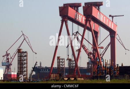 6. November 2013 - Nansha, GUANGDONG Provinz, CHINA - sind Schiffe in Guangzhou Longxue Schiff Gebäude Konglomerat massive Werft in Nansha, einer größeren Stadt in der südchinesischen Provinz Guangdong am 24. Oktober 2013 gebaut.  Longxue zielt darauf ab, einer der weltweit führenden Werften werden, wie China seine Push-to-eine führende Position im weltweiten Schiffbau erhöht. (Kredit-Bild: © Stephen Shaver/ZUMAPRESS.com) Stockfoto