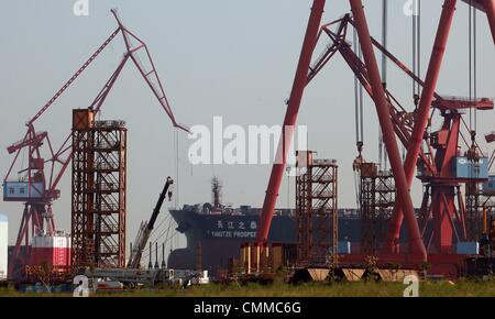 6. November 2013 - Nansha, GUANGDONG Provinz, CHINA - sind Schiffe in Guangzhou Longxue Schiff Gebäude Konglomerat massive Werft in Nansha, einer größeren Stadt in der südchinesischen Provinz Guangdong am 24. Oktober 2013 gebaut.  Longxue zielt darauf ab, einer der weltweit führenden Werften werden, wie China seine Push-to-eine führende Position im weltweiten Schiffbau erhöht. (Kredit-Bild: © Stephen Shaver/ZUMAPRESS.com) Stockfoto