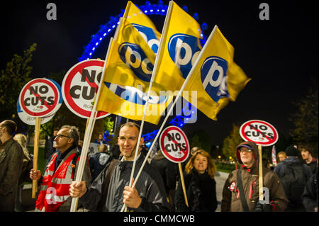 London, UK. 5. November 2013. Die Völker Montage organisieren einen Tag des Protests quer durch das Land. Im Zuge dessen wurden Menschen eingeladen, Westminster Bridge blockieren bringen ihre Energierechnungen. Diese werden verbrannt, um die "massiven Anstieg der Energiepreise, die Menschen die Wahl gelassen haben, zwischen Heizung und Essen" zu markieren. Westminster, London, UK 5. November 2013. Bildnachweis: Guy Bell/Alamy Live-Nachrichten Stockfoto