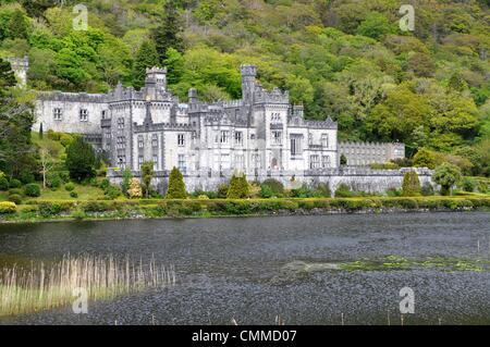 Kylemore Abbey und viktorianischen Walled Garden liegt am Ufer des Pollacappul Sees im Herzen von Connemara, County Galway, Foto, aufgenommen am 1. Juni 2013. Ursprünglich gebaut als eine Ritterburg, das gotische Gebäude ist, Heimat von Benediktinerinnen seit 1920. Kylemore Abbey ist eine touristische Attraktion im Westen Irlands und ist ganzjährig geöffnet. Foto: Frank-Baumgart Stockfoto